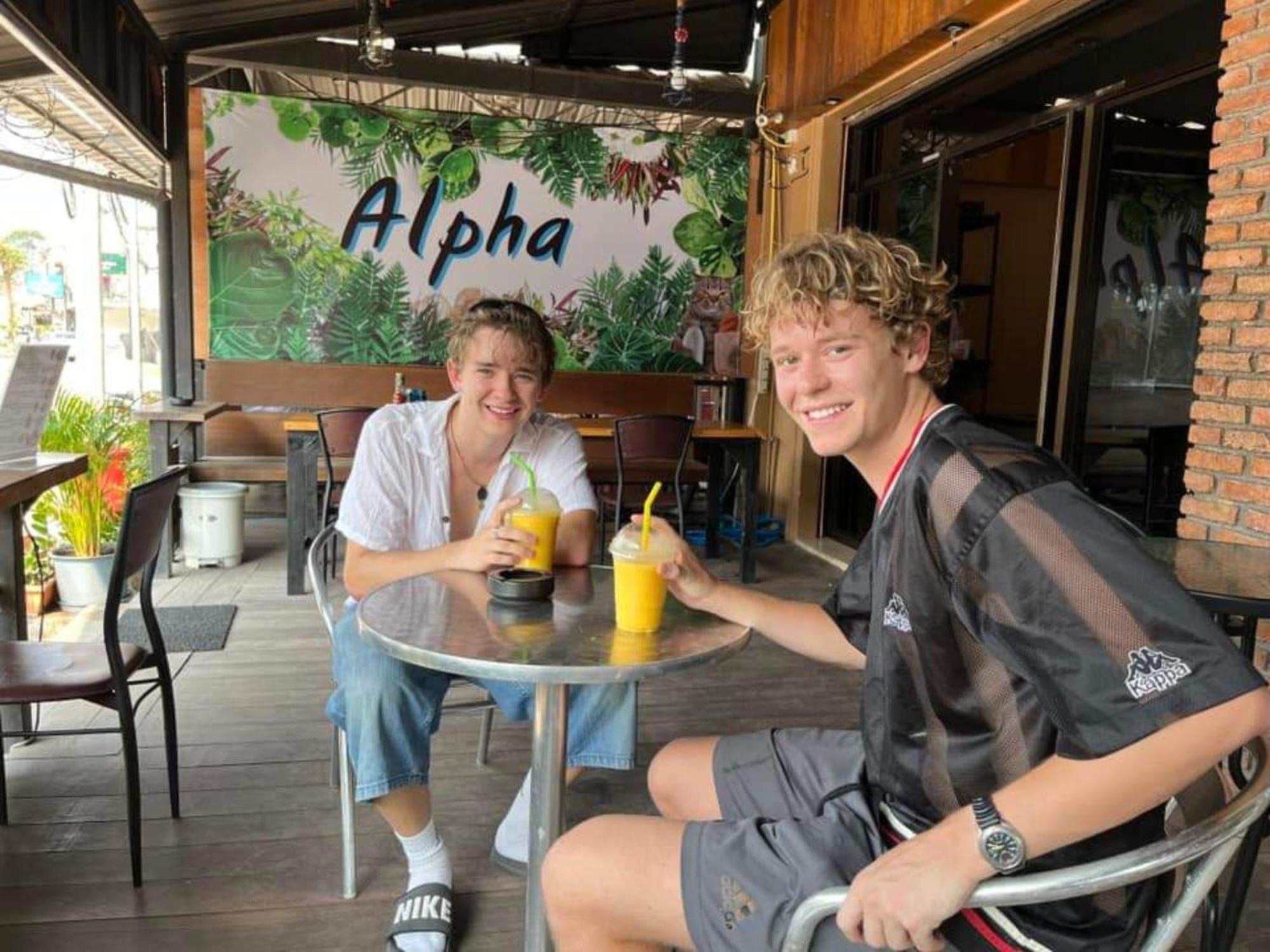 Alpha Hostel Cafe&Bar Ban Khlong Yai Exteriör bild